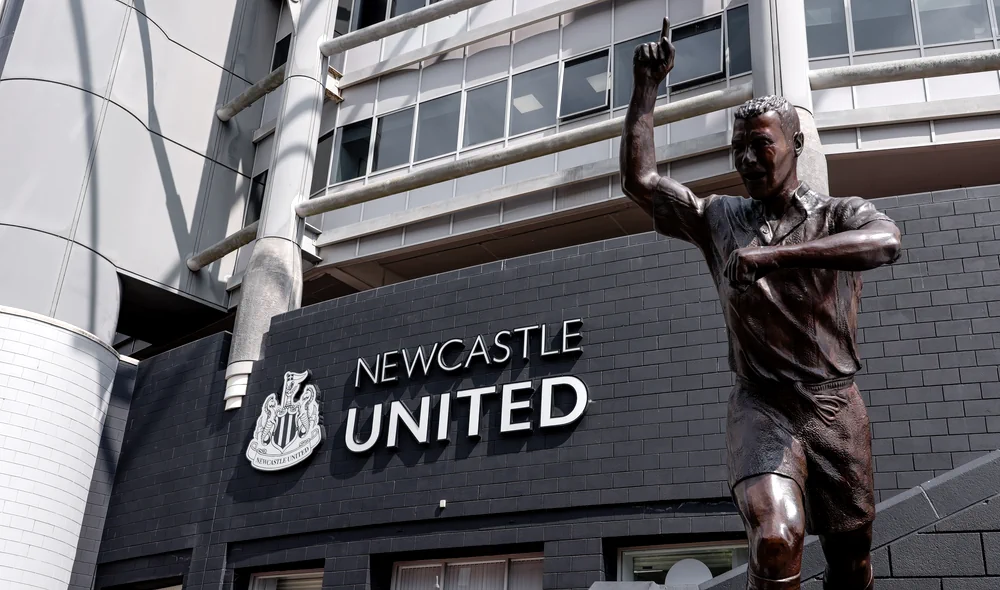 Statua di Alan Shearer all'esterno dello stadio di casa del Newcastle, St James Park.