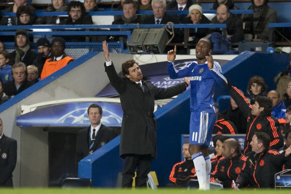 L'allenatore del Chelsea André Villas-Boas e l'attaccante Didier Drogba durante una partita