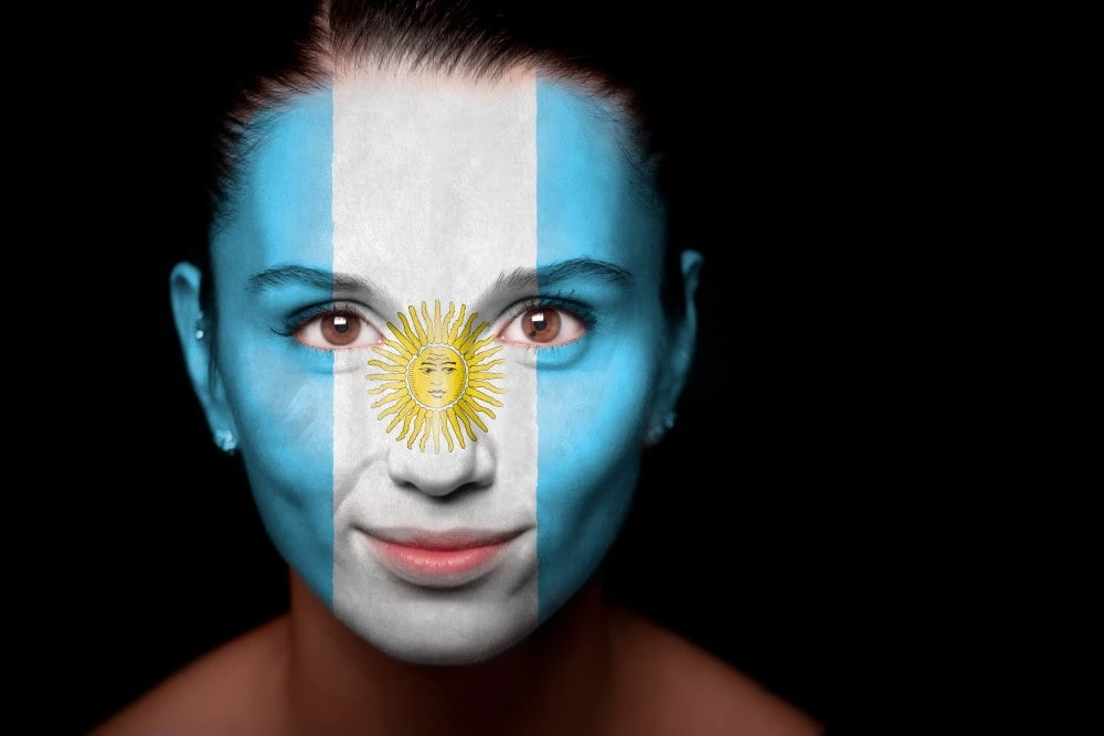 Volto di donna argentina dipinto con la bandiera dell'Argentina