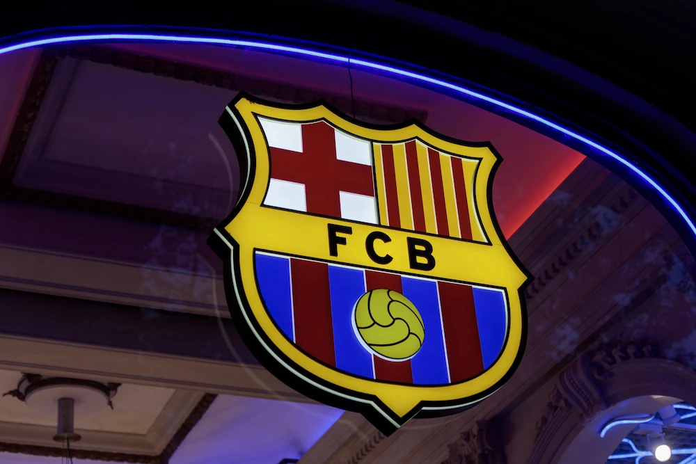 Logo del FC Barcelona fuori dal negozio ufficiale
