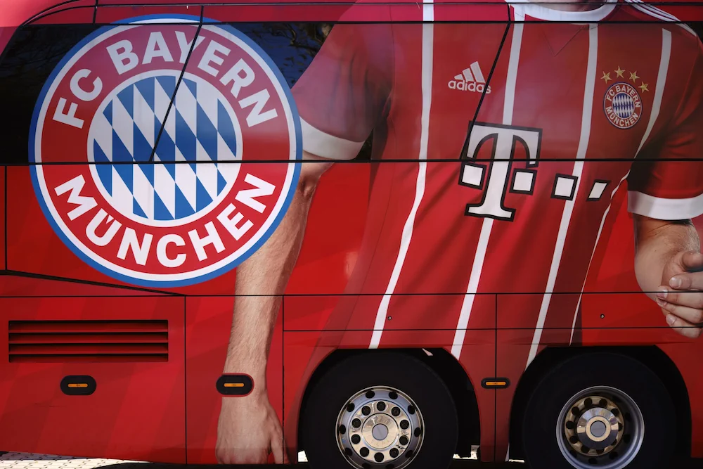 Logo del Bayern Monaco su un bus della squadra