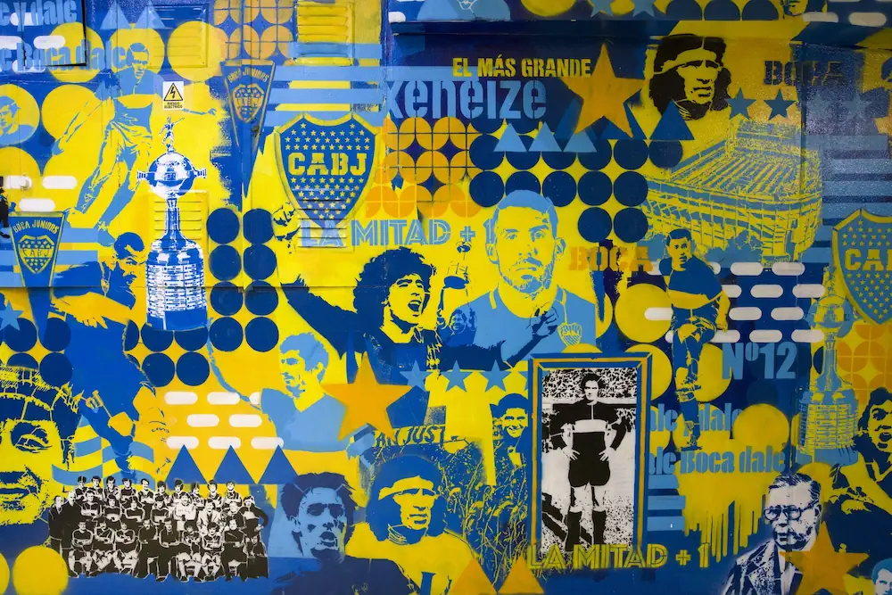 Muro del Boca Juniors con dettagli dipinti dal Museo de la Pasión Boquense a La Boca