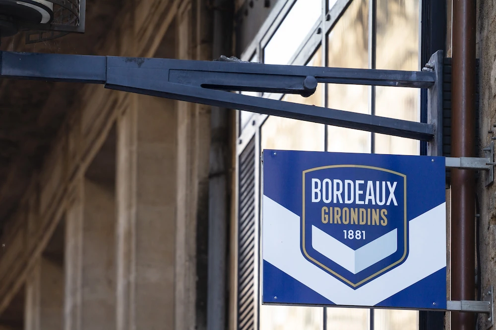 Logo del Girondins de Bordeaux su un cartello