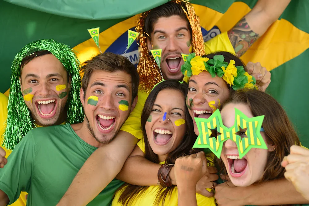 Brasiliani felici che ridono fino alla banca