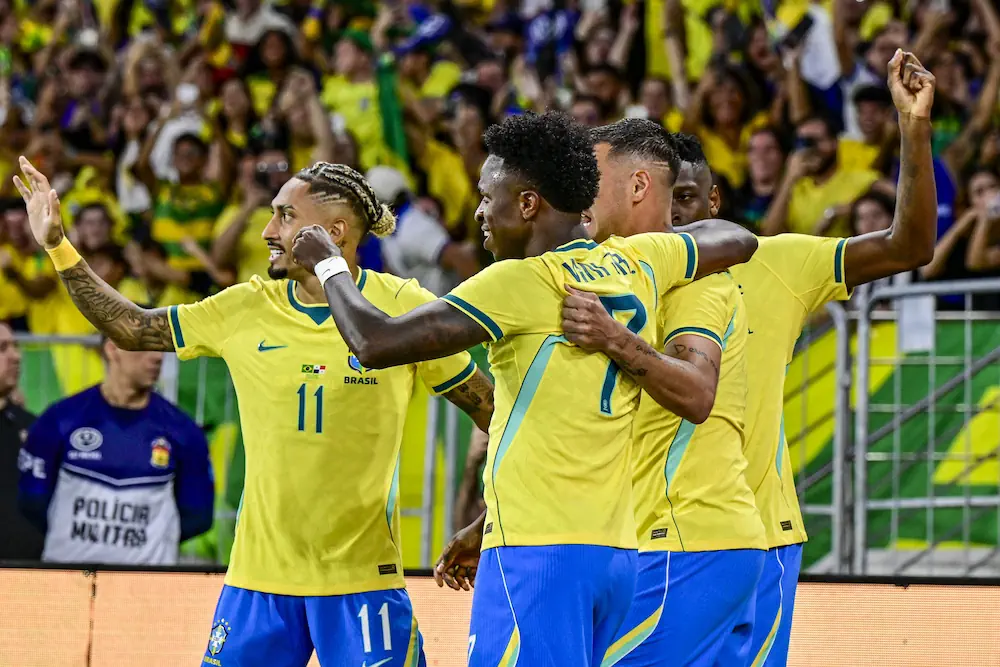 Giocatori brasiliani festeggiano un gol