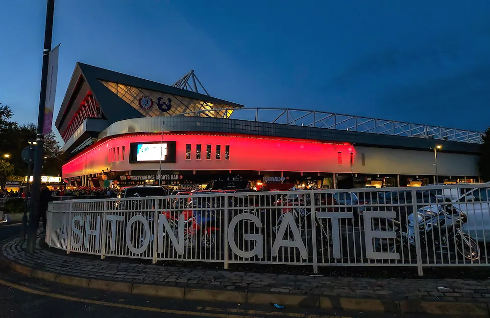 Esterno dello stadio di casa del Bristol City FC, Ashton Gate, in una sera buia