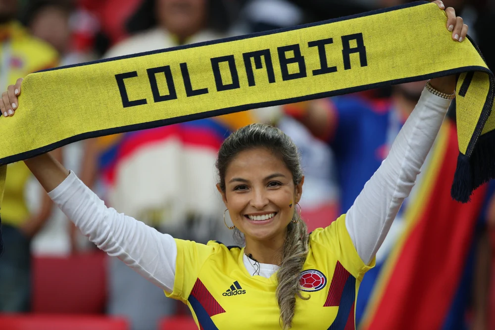 Tifoso colombiano che tiene in mano una sciarpa
