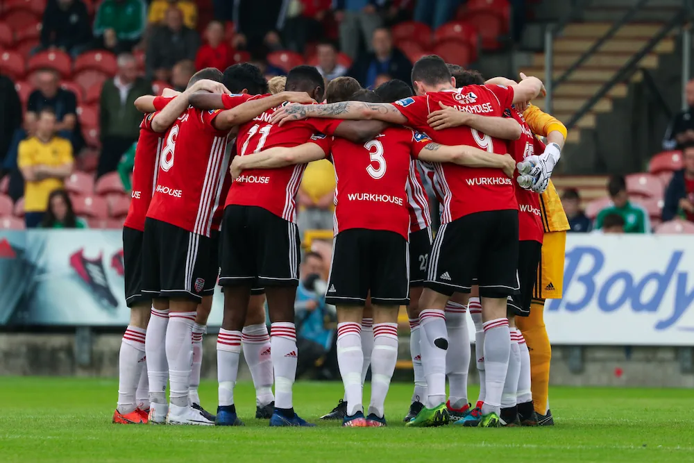 I giocatori del Derry City si caricano a vicenda prima di una partita
