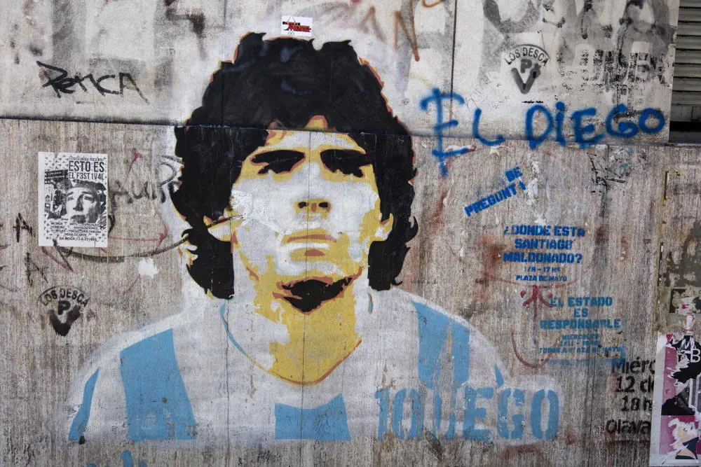 Diego Maradona raffigurato su un muro