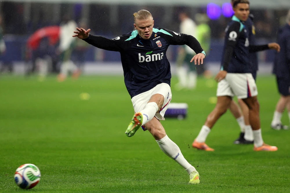 Erling Haaland si riscalda prima di una partita con la Norvegia