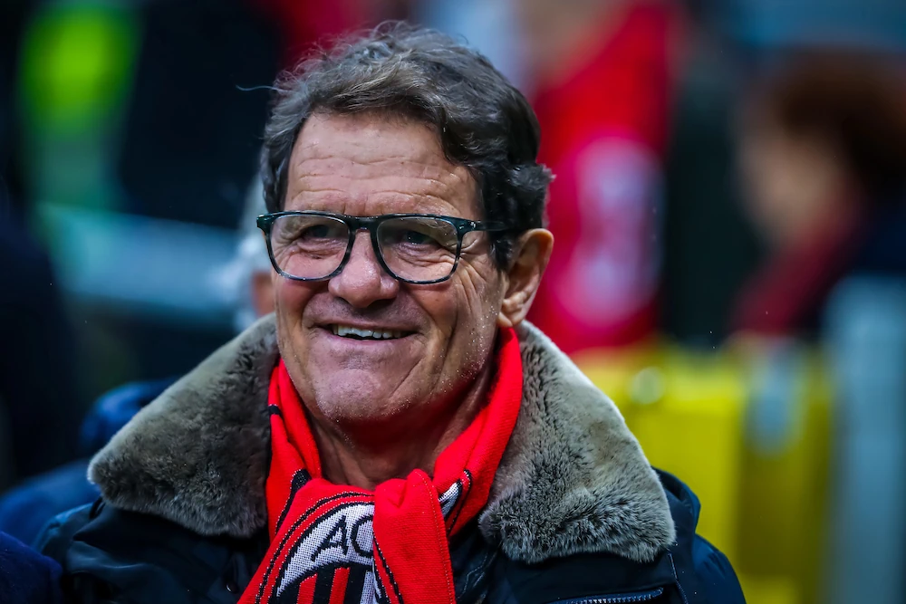 Fabio Capello con una sciarpa dell'AC Milan