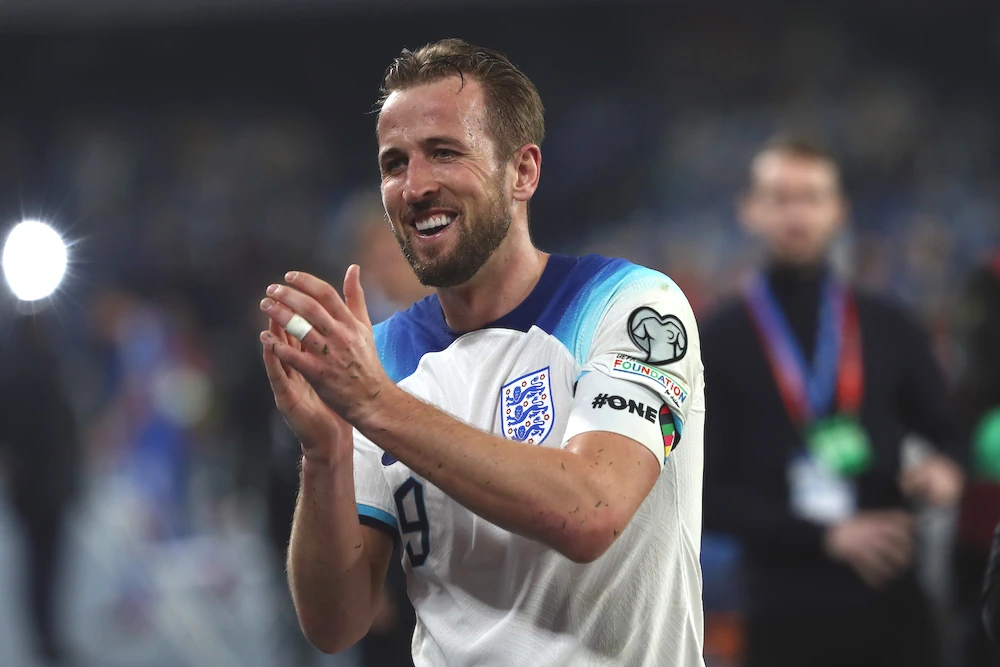 Harry Kane applaude
