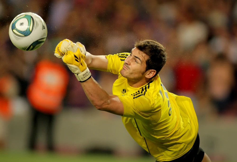Iker Casillas compie una parata per il Real Madrid