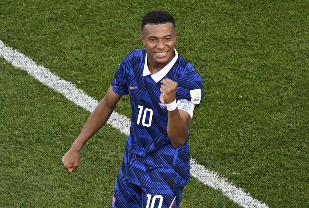 Kylian Mbappé durante i Mondiali 2026 con la maglia blu della Francia