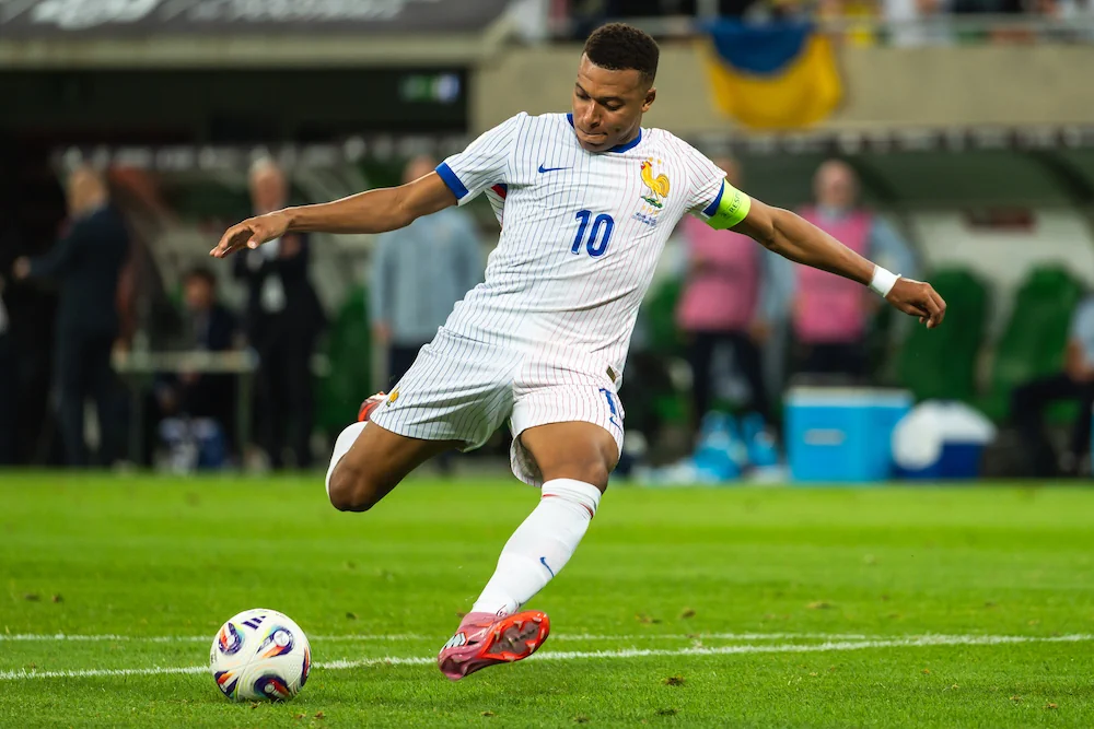 Kylian Mbappé calcia in porta