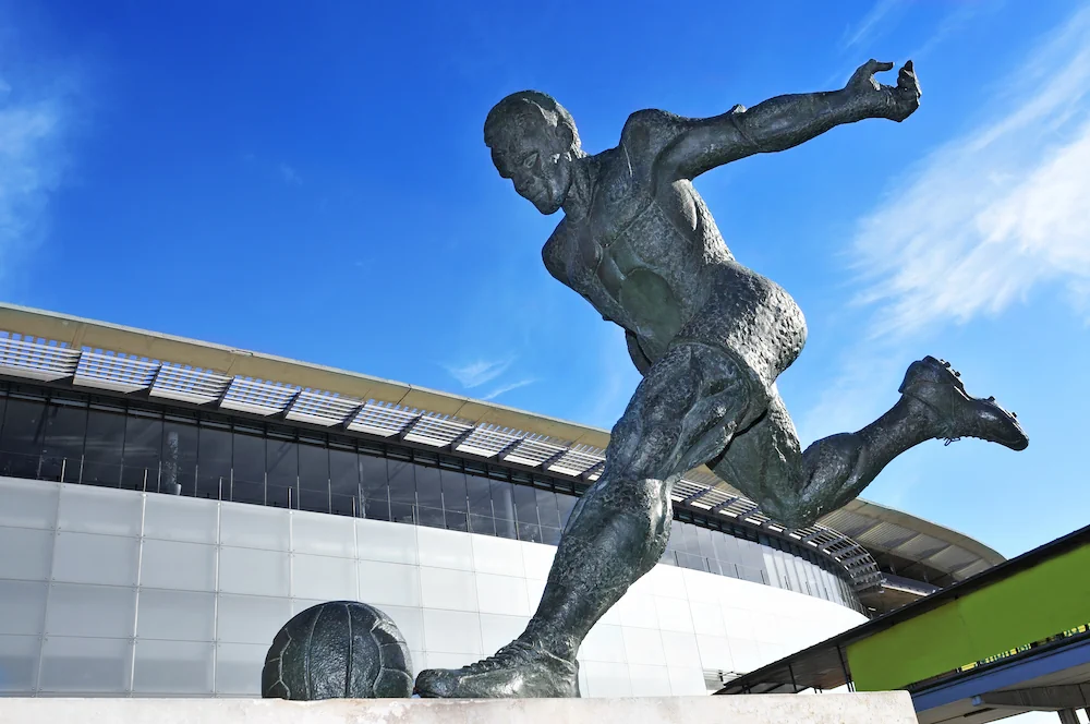 Scultura di Laszlo Kubala fuori dal Camp Nou