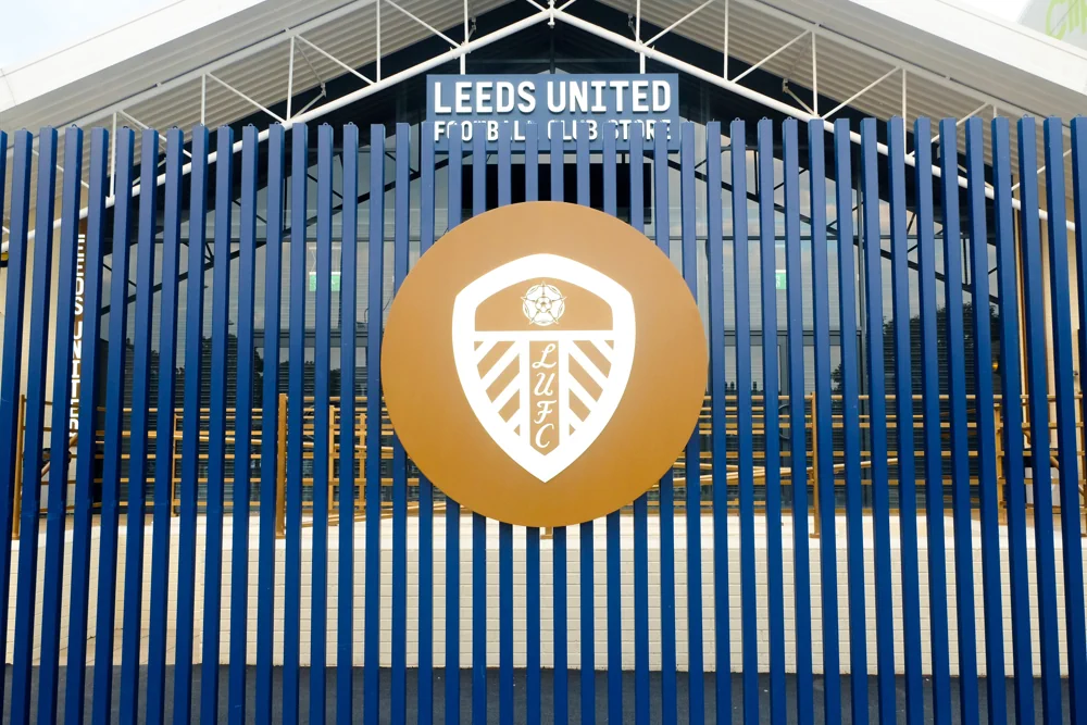 Logo del Leeds United davanti all'arena