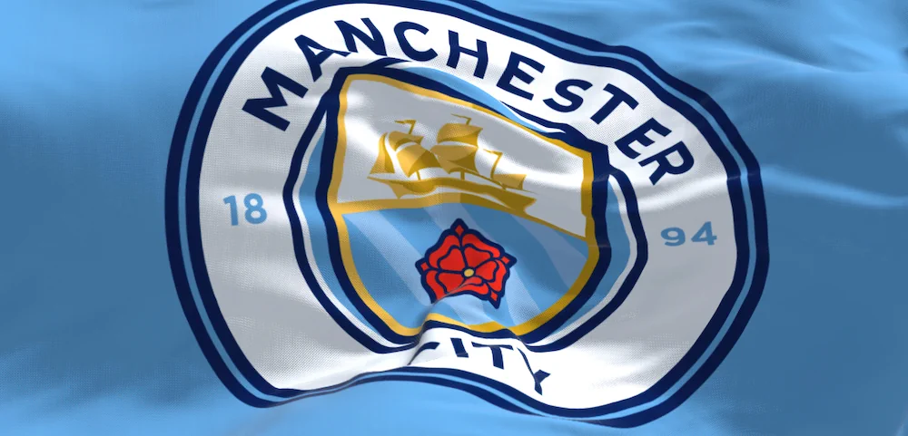Stemma del club del Manchester City su una bandiera