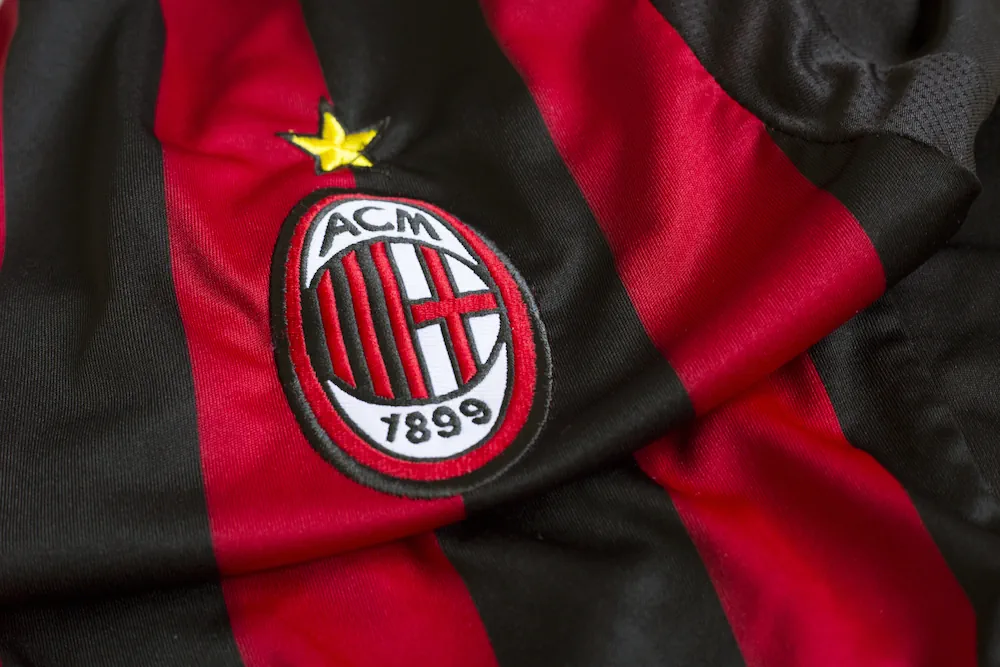 Emblema dell'AC Milan su una maglia da calcio