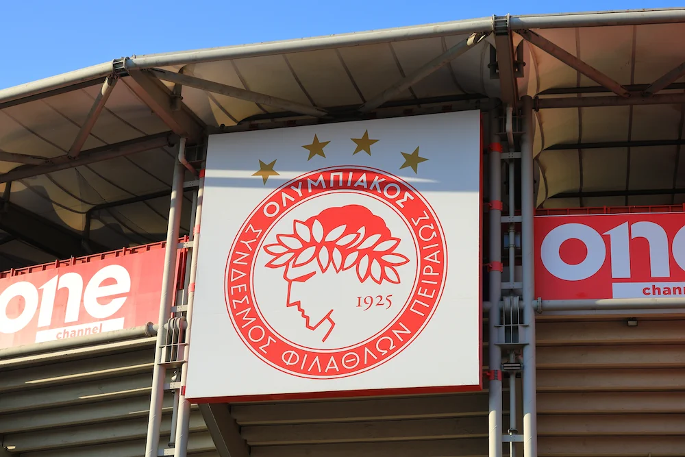 Stemma dell'Olympiakos sul muro dello stadio Karaiskakis