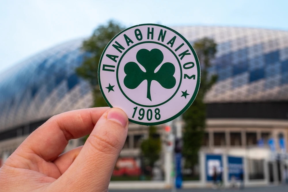 Logo del Panathinaikos davanti a uno stadio