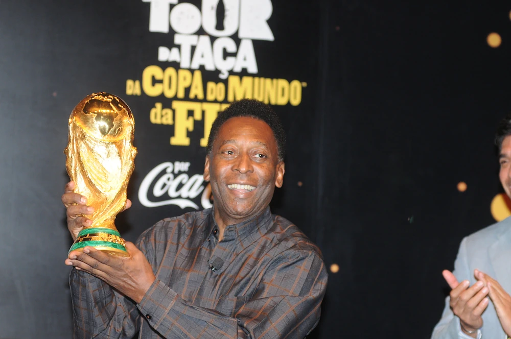 Pelé con la Coppa del Mondo