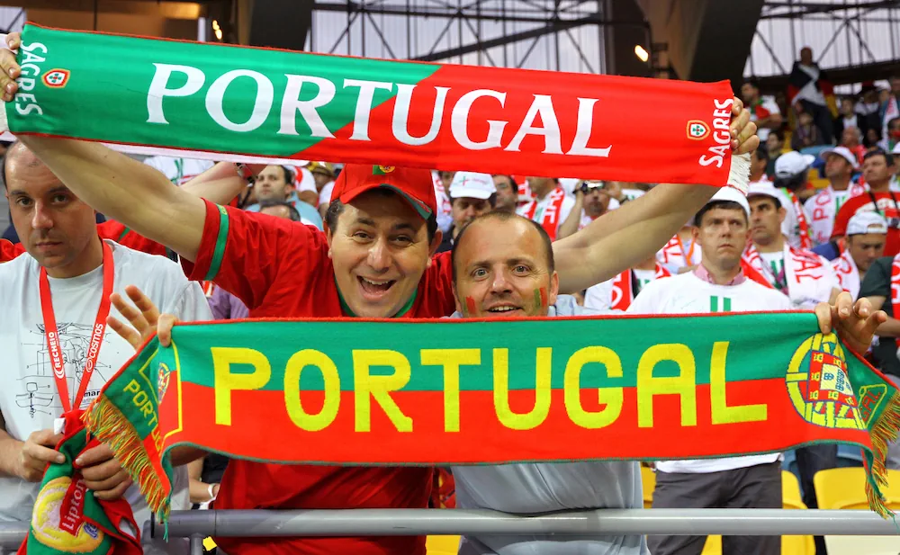 Tifosi del Portogallo che sollevano delle sciarpe
