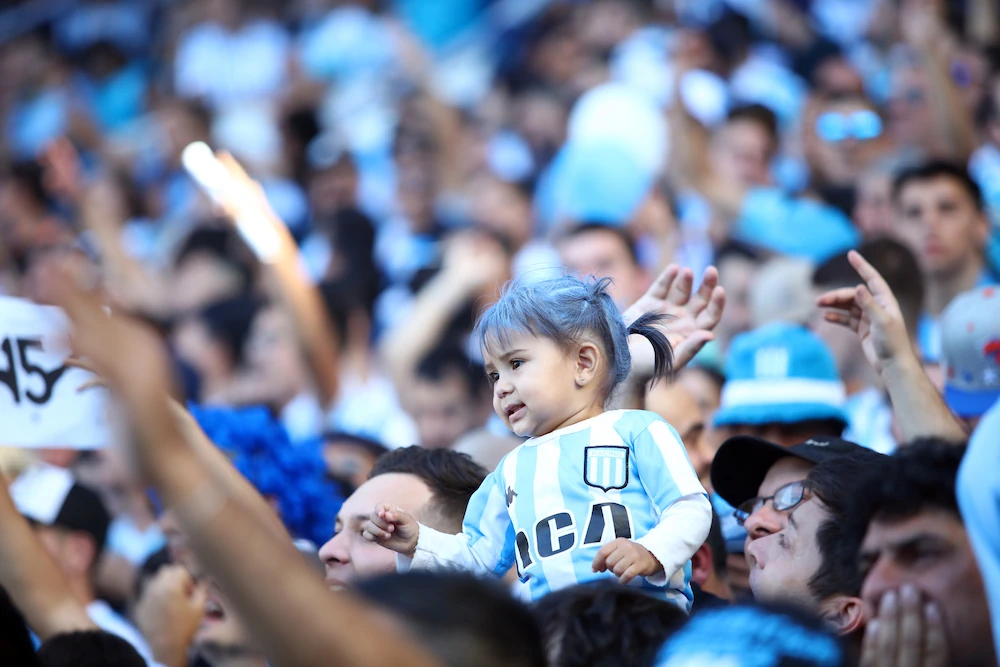 Giovane tifoso del Racing Club durante una partita