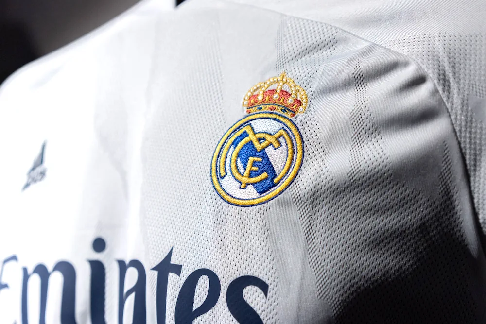 Logo del Real Madrid su una maglia da calcio