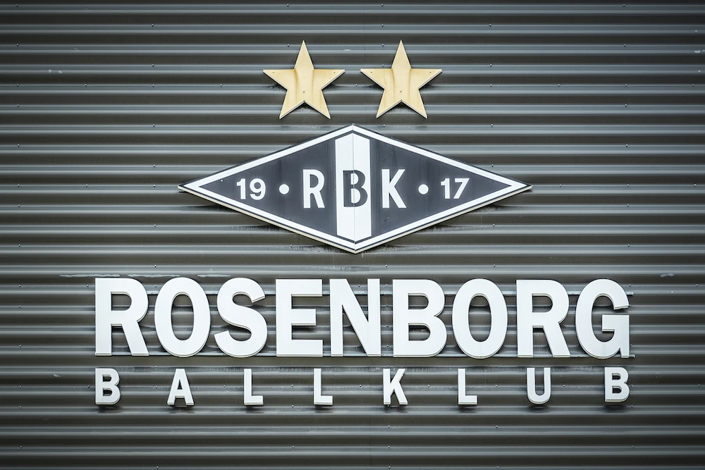 Logo del Rosenborg BK sul muro