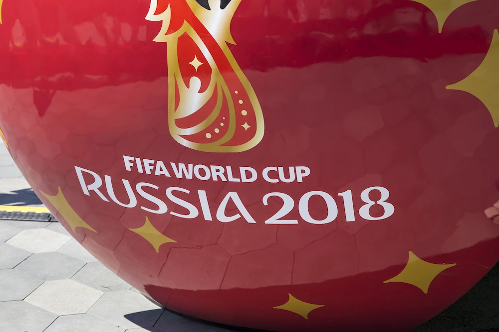 Logo della Coppa del Mondo FIFA in Russia su un pallone lucente
