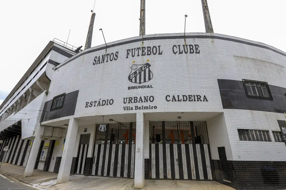 Facciata dello stadio di casa del Santos, l'Urbano Caldeira