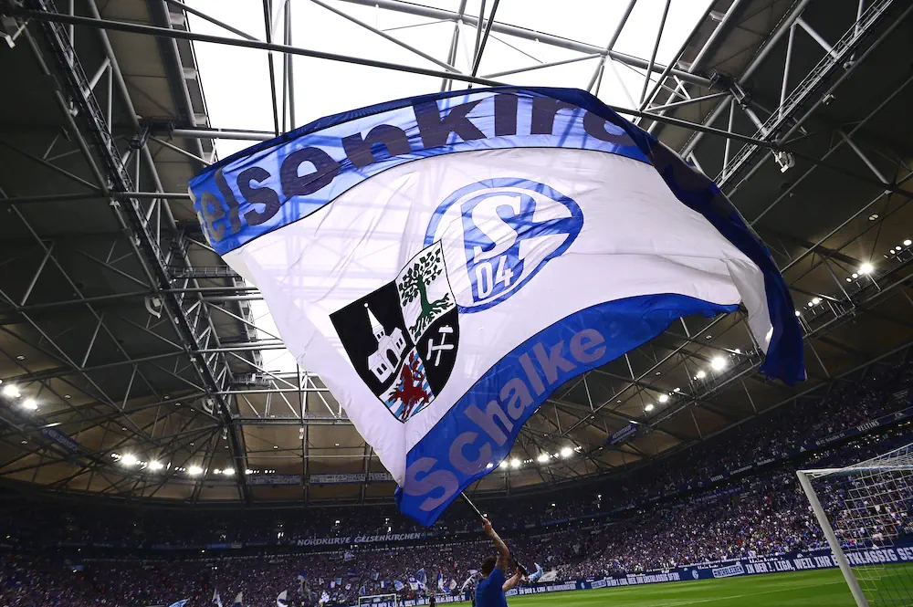 Enorme bandiera dello Schalke 04 dentro lo stadio