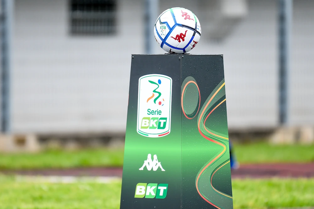 Pallone e supporto ufficiali della Serie B