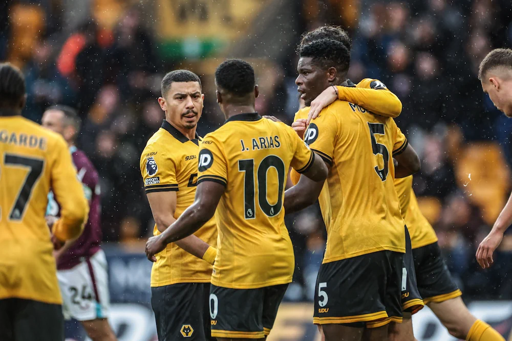 Giocatori del Wolverhampton che festeggiano un gol