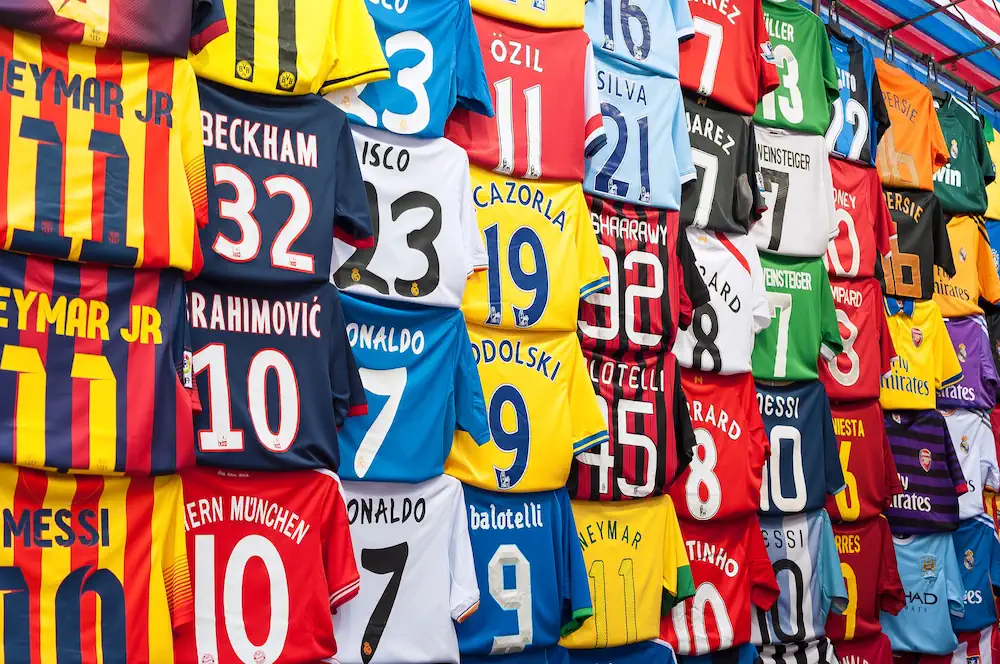 Varie maglie da calcio sul muro